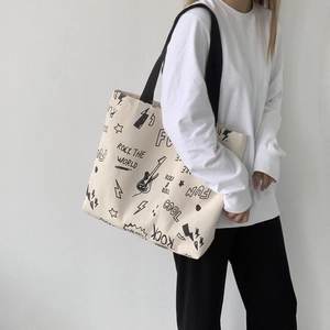 Grand sac cabas en toile blanc cassé avec imprimé graffiti rock et larges anses noires