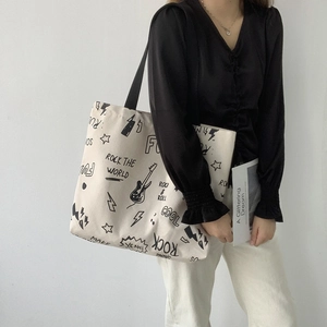 Grand sac cabas en toile blanc cassé avec graffitis rock noirs et large bandoulière