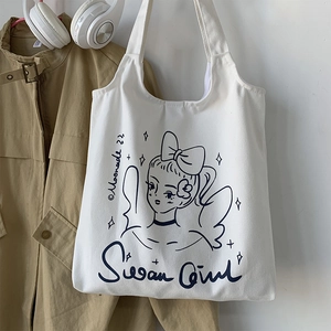 Dettaglio della borsa tote in tela bianca con illustrazione di ragazza nera e tracolle