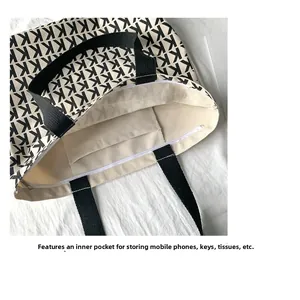 Dettaglio dell'interno della borsa in tela con pratica tasca per cellulare e chiavi