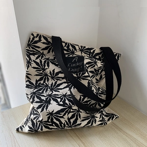 Sac fourre-tout en toile de style ins avec motifs de feuilles noires et imprimé