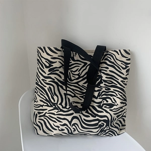 Sac fourre-tout en toile à motif zèbre pour femme, grand sac à bandoulière sur une chaise blanche