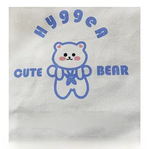 Dettaglio della borsa in tela con orso blu stampato e scritta Hygge Cute Bear
