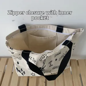 Vue détaillée du grand sac en toile avec fermeture éclair et poche intérieure