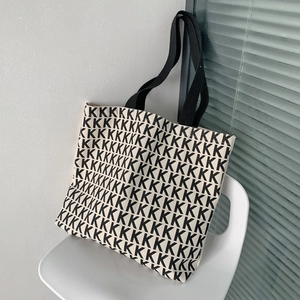 Borsa tote in tela minimalista con stampa di lettere K nere e tracolle in fettuccia