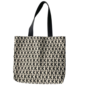 Grande borsa tote in tela bianco sporco con motivi a lettera K neri e ampi manici a nastro