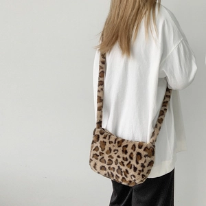 Detail of soft leopard print faux fur crossbody bag with durable metal zipper head
