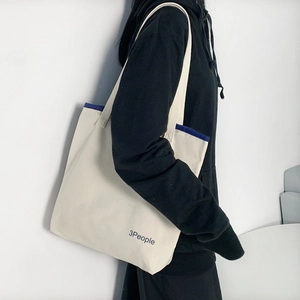Dettaglio della borsa in tela con logo 3People e bordo blu a contrasto e trama