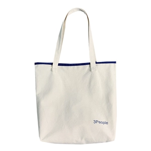 Borsa tote minimalista in tela bianco sporco con bordo blu navy e stampa di lettere