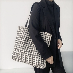 Modische Modellauswahl einer großen Houndstooth-Tragetasche für Schulter- und Handgebrauch