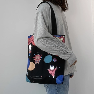 Detailansicht der schwarzen Segeltuchtasche mit süßen Zirkustier-Illustrationen und Trägern