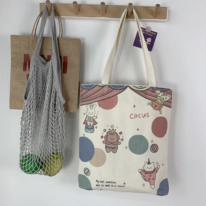 Minimalistische Canvas-Tragetasche mit Zirkus-Tiermotiven an einer weißen Wand