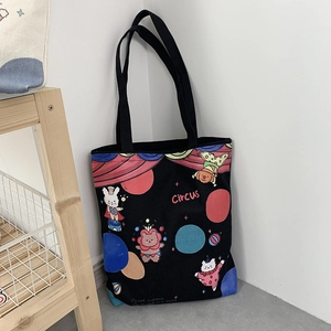 Detail der schwarzen Zirkus-Stofftasche mit Bär- und Hasen-Prints in häuslicher Umgebung