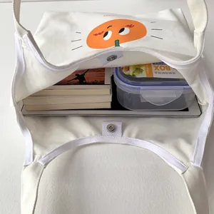 Dettaglio interno di una borsa tote in tela bianca con grande capacità e chiusura magnetica