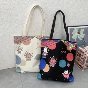 Detailansicht von Canvas-Einkaufstaschen mit niedlichen Zirkus-Illustrationen und Griffen