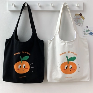 Dettaglio della borsa tote in tela Happy Oranges con stampa a cartone e trama