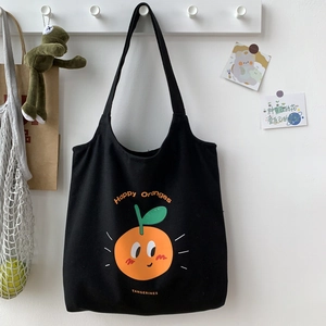Dettaglio della borsa tote in tela nera con stampa Happy Oranges e tessuto resistente