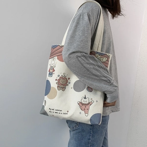 Detail einer beigen Canvas-Tasche mit niedlichen Zirkustier-Illustrationen und Text