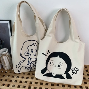 Detailansicht von cremefarbenen Canvas-Tragetaschen mit minimalistischen Illustrationen