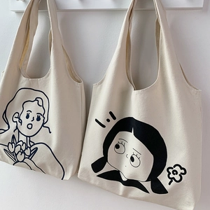 Detailansicht von cremefarbenen Canvas-Totes mit minimalistischen schwarzen Zeichentrick-Illustrationen