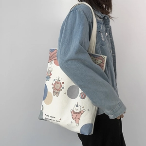 Detailansicht der Canvas-Einkaufstasche mit Zirkus-Illustration und Jeansjacke