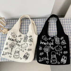Dettaglio delle borse tote in tela con graffiti fatti a mano e stampe di lettere d'arte