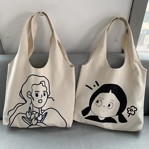 Detail von cremefarbenen Canvas-Tote-Bags mit minimalistischen Porträts und Grafiken