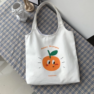 Dettaglio della borsa in tela bianca con stampa di arance e testo Happy Oranges