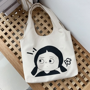 Detail der minimalistischen cremefarbenen Canvas-Tragetasche mit Cartoon-Illustration