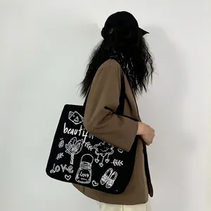 Grande borsa tote in tela nera con stampa floreale bianca fatta a mano e stile minimal