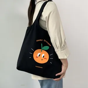 Dettaglio di una borsa tote in tela nera con stampa arancione e scritta Happy Oranges