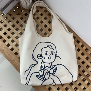 Detail der cremeweißen Stofftasche mit minimalistischer blauer Illustration und Tulpen