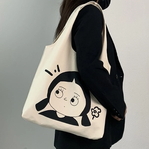 Detail der cremefarbenen Canvas-Tasche mit süßer schwarzer Line-Art-Mädchen-Illustration