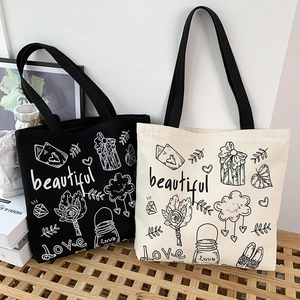Dettaglio di borse tote in tela con motivi floreali disegnati a mano e illustrazioni