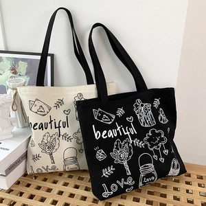 Dettaglio di borse tote minimaliste in tela con illustrazioni di piante e cuori su legno