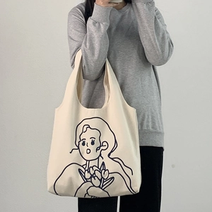 Detailansicht der großen Canvas-Tragetasche mit künstlerischer Illustration und breitem Gurt