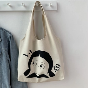 Detail der minimalistischen cremefarbenen Canvas-Tasche mit süßer Illustration