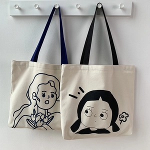 Hängende Canvas-Tragetaschen mit süßen minimalistischen Illustrationen und Kontrastgurten