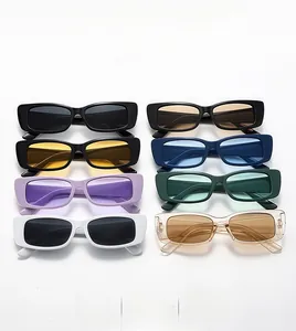 Présentation à plat de lunettes de soleil rectangulaires rétro en plusieurs coloris tendance