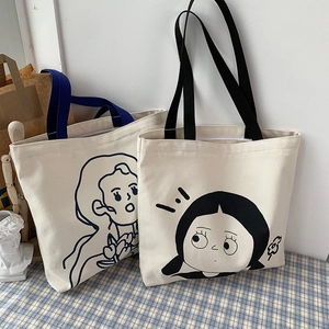 Detailansicht großer Canvas-Einkaufstaschen mit Kunstmotiven und robusten Griffen für Damen
