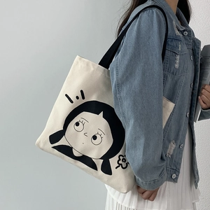 Detail der cremeweißen Canvas-Einkaufstasche mit süßem Cartoon-Mädchen-Print und Trägern