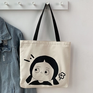 Minimalistische Canvas-Tragetasche mit süßer Mädchen-Illustration an einem Wandhaken