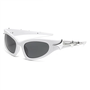 Lunettes de soleil punk futuristes avec monture blanche et branches en métal argenté