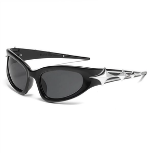 Lunettes de soleil punk futuristes avec décor d'étoiles argentées sur monture noire à 45 degrés