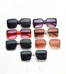 Mise à plat de lunettes de soleil rétro carrées surdimensionnées en plusieurs couleurs