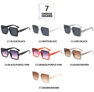Vue détaillée de lunettes de soleil carrées en sept coloris avec logo D doré sur la branche