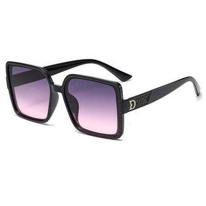 Lunettes de soleil carrées noires avec verres dégradés violets et détail charnière D
