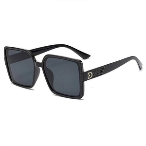 Lunettes de soleil carrées oversize avec monture noire et branches métalliques dorées