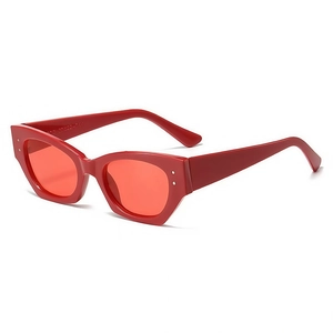 Lunettes de soleil œil de chat rouges irrégulières à la mode avec verres et rivets en métal