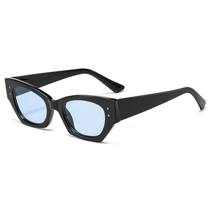 Lunettes de soleil œil de chat à monture noire épaisse et verres bleu clair transparents